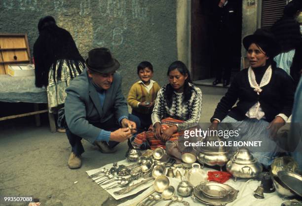 Klaus Barbie sur un marché artisanal à Lima en novembre 1972, Bolivie.