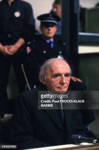 Klaus Barbie arrive dans le prétoire le premier jour de son procès au Palais de Justice le 11 mai 1987 à Lyon, France.