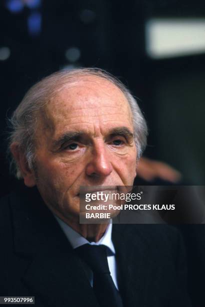 Klaus Barbie arrive dans le prétoire le premier jour de son procès au Palais de Justice le 11 mai 1987 à Lyon, France.
