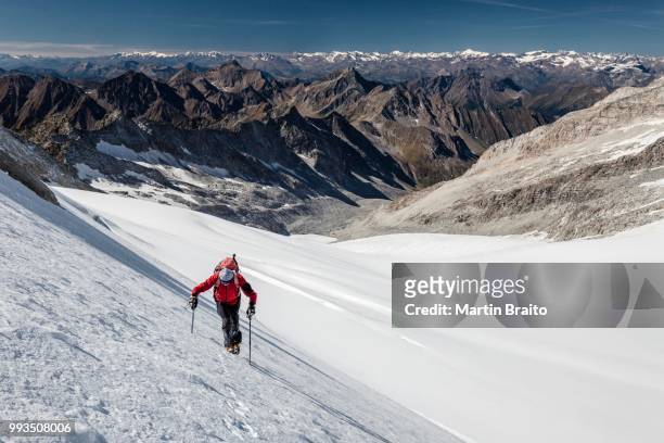 mountaineer on the gliederferner, during the ascent to the hoher weisszint, zillertal alps, province of south tyrol, italy - alpes de zillertal fotografías e imágenes de stock