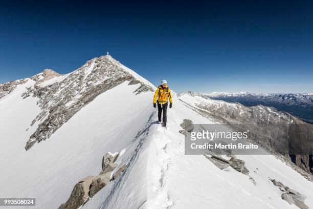 mountaineer on the summit ridge descending from the hoher weisszint, zillertal alps, province of south tyrol, italy - alpes de zillertal fotografías e imágenes de stock