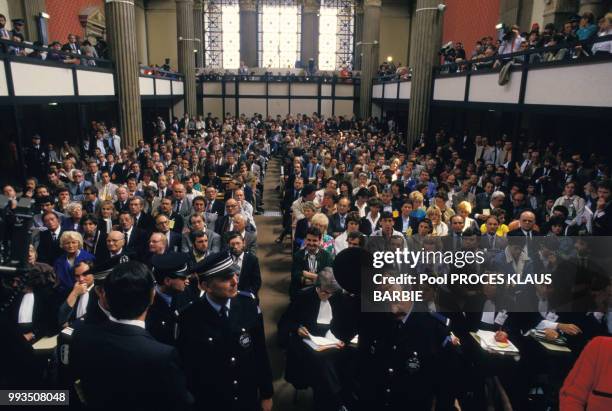 Salle d'audience comble lors de l'ouverture du procès de Klaus Barbie le 11 mai 1987 à Lyon, France.