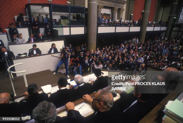 Klaus Barbie lors de l'ouverture de son procès assis derrière son avocat Jacques Vergès le 11 mai 1987 à Lyon, France.