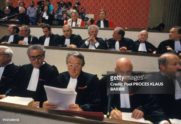 Les avocats des parties civiles Serge Klarsfeld, Roland Dumas, Joë Nordmann et bien d'autres lors de l'ouverture du procès de Klaus Barbie le 11 mai...