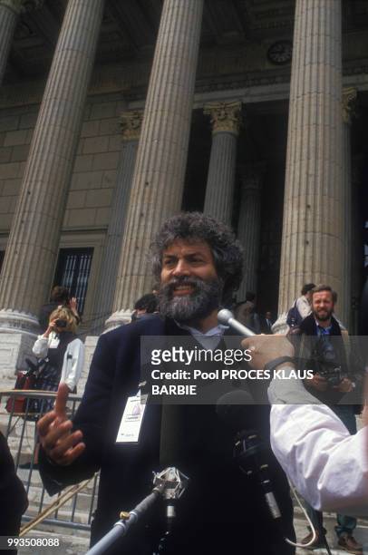 écrivain Marek Halter interviewé par des journalistes devant le palais de justice historique de Lyon lors de l'ouverture du procès de Klaus Barbie le...
