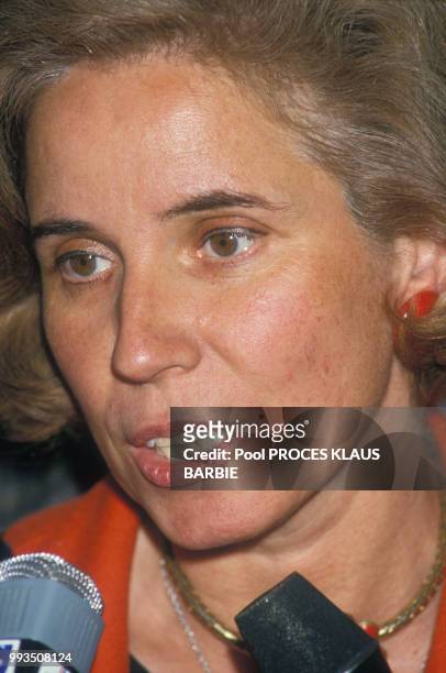 Beate Klarsfeld, militante anti-nazis, lors de l'ouverture du procès de Klaus Barbie le 11 mai 1987 à Lyon, France.
