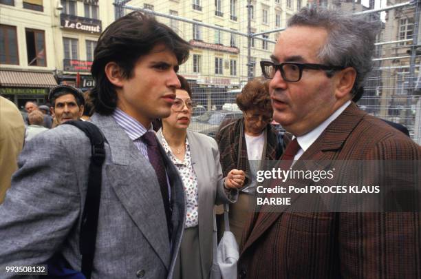 Avocat Serge Klarsfeld avec son fils Arno lors de l'ouverture du procès de Klaus Barbie le 11 mai 1987 à Lyon, France.