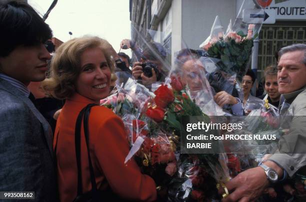 Beate Klarsfeld, militante anti-nazis, suivie de son fils Arno lors de l'ouverture du procès de Klaus Barbie le 11 mai 1987 à Lyon, France.