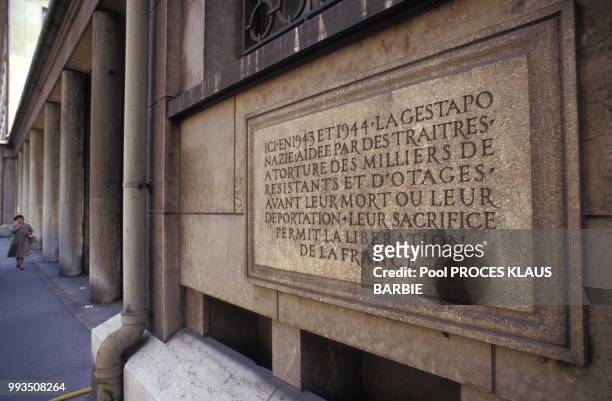 Plaque commémorative sur le mur de l'Ecole du service de santé militaire à Lyon, ancien siège de la Gestapo le 11 mai 1987 en France.