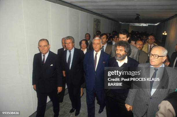 Raymond Barre, Marek Halter, Michel Noir, Jean Poperen et d'autres personnalités au mémorial juif à Lyon lors de l'ouverture du procès de Klaus...