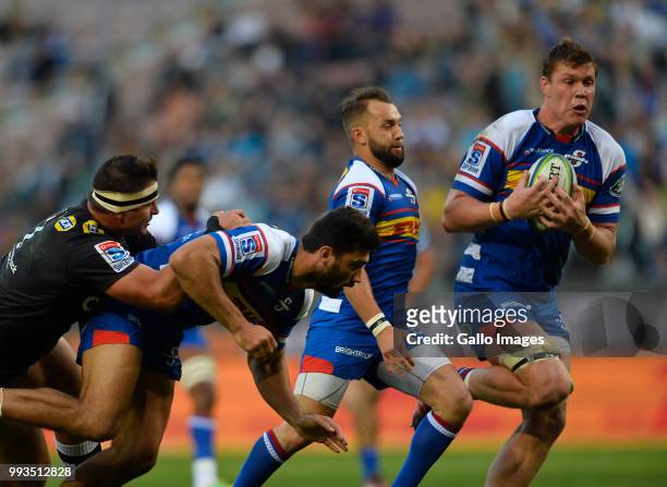 Damian de Allende of the Stormers offloads to Cobus Wiese of the Stormers during the Super Rugby match between DHL Stormers and Cell C Sharks at DHL...
