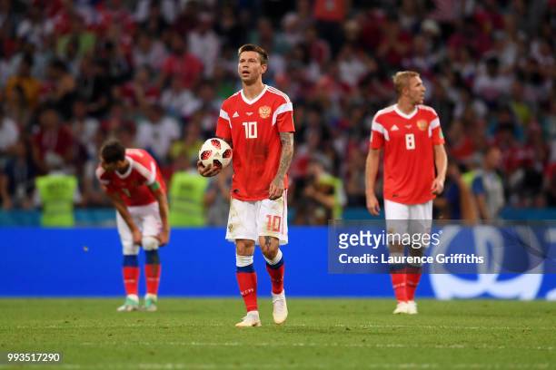 Daler Kuziaev, Fedor Smolov and Iury Gazinsky of Russia walk away dejected after the second Croatia goal scored by Domagoj Vida during the 2018 FIFA...