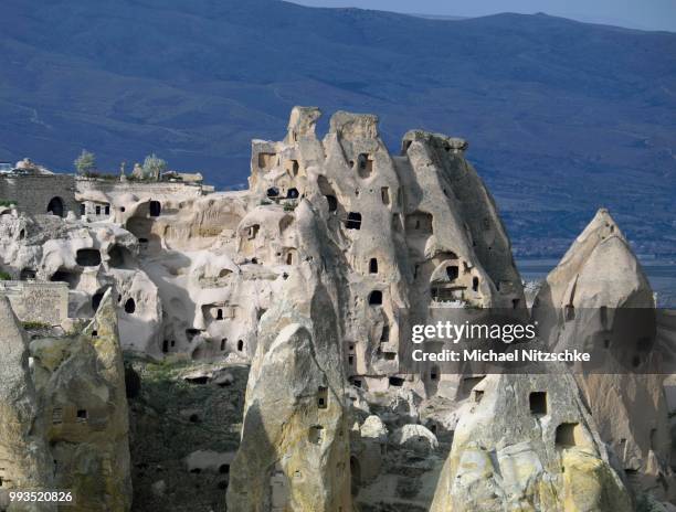 cave dwellings, tufa formations, uchisar, guevercin vadisi, guevercinlik, nevsehir province, cappadocia, central anatolia region, turkey - nevşehir province stock-fotos und bilder