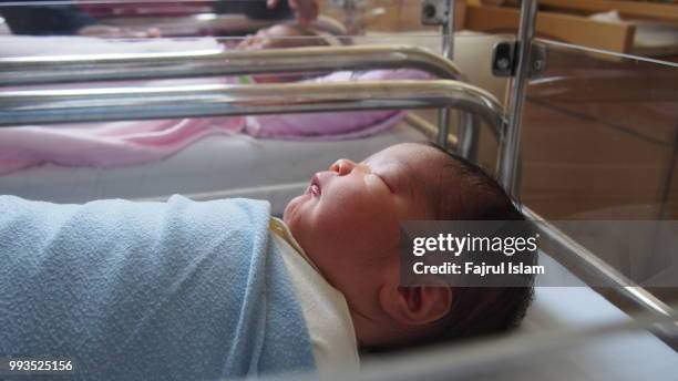 newborn baby at baby's bed shot directly above - lettino ospedale foto e immagini stock