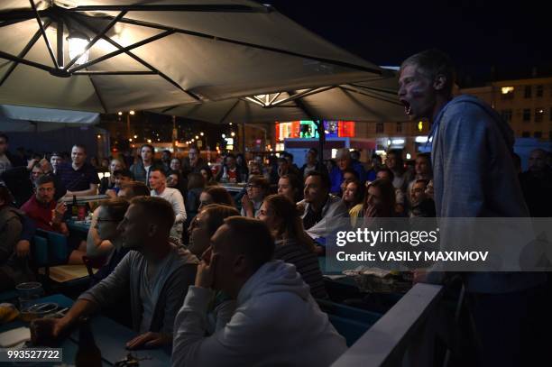 Russia fans react as they watch the Russia 2018 World Cup football quarter-finalmatch between Croatia and Russia in the pub in Moscow on July 7, 2018.
