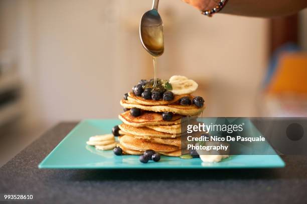 homemade pancakes - pancakes stockfoto's en -beelden