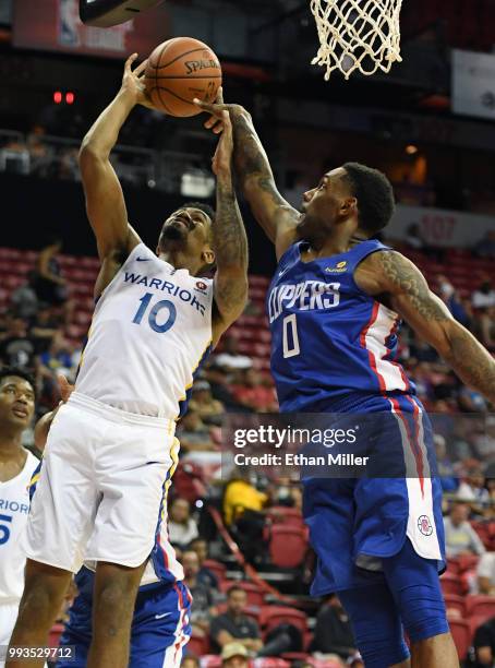 Sindarius Thornwell of the Los Angeles Clippers blocks a shot by Jacob Evans III of the Golden State Warriors during the 2018 NBA Summer League at...