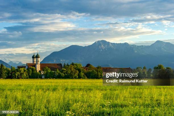 basilica of st benedict, benedictine monastery benediktbeuern, rear right herzogstand and heimgarten of the alps of the alps, in the back arnspitze group in the wetterstein range of the alps, benediktbeuern, upper bavaria, bavaria, germany - werdenfels photos et images de collection