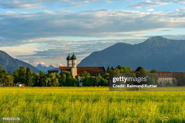 basilica of st benedict, benedictine monastery benediktbeuern, rear left jochberg, right herzogstand and heimgarten of the alps, in the back arnspitze group in the wetterstein range of the alps, benediktbeuern, upper bavaria, bavaria, germany - werdenfelser land fotografías e imágenes de stock