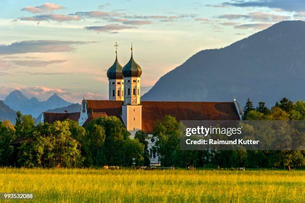 basilica of st benedict, benedictine monastery benediktbeuern, rear right herzogstand of the alps, in the back arnspitze group in wetterstein range of the alps, benediktbeuern, upper bavaria, bavaria, germany - werdenfels photos et images de collection