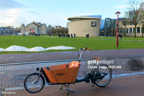 van gogh museum, amsterdam, netherlands - museumplein stock pictures, royalty-free photos & images