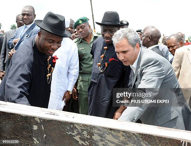 Nigerian President Goodluck Jonathan and Rivers State Governor Chibuike Amaechi look at a map of a road project under construction as by CEO of Gitto...