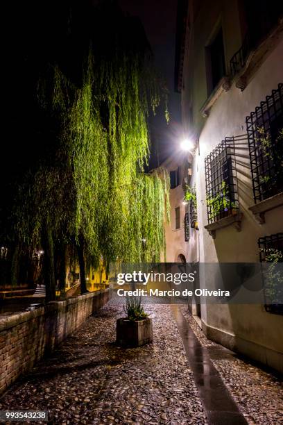 treviso noite molhada - noite stock pictures, royalty-free photos & images