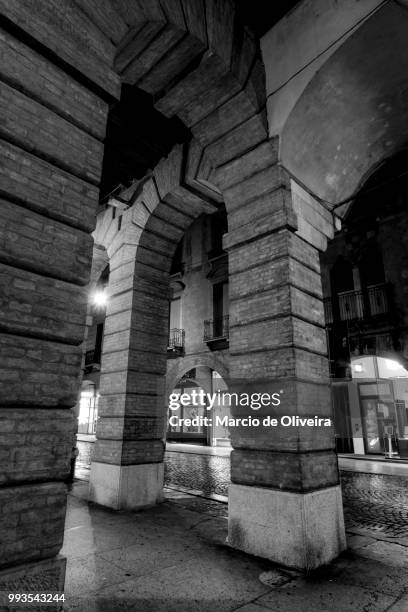 treviso noite molhada - noite stock pictures, royalty-free photos & images