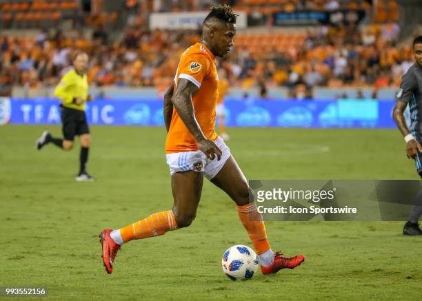 Houston Dynamo forward Alberth Elis moves the ball down the pitch during the soccer match between the Minnesota United FC and Houston Dynamo on July...