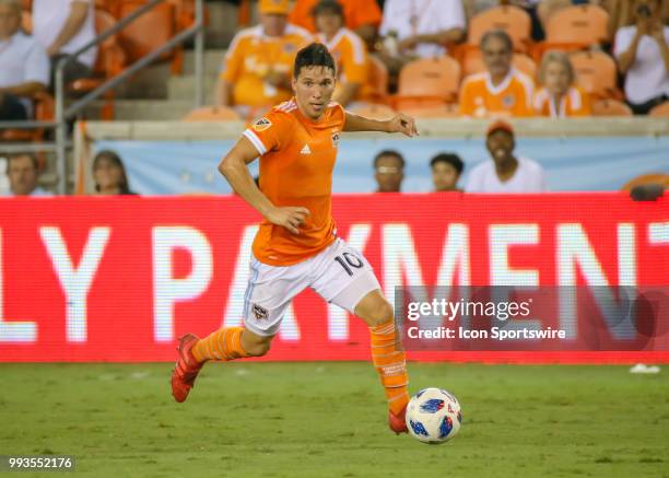 Houston Dynamo midfielder Tomas Martinez looks for an open player across the pitch during the soccer match between the Minnesota United FC and...