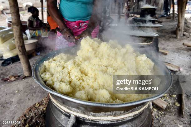 Woman prepares "attieke", a side dish made from cassava , in Affery, on June 25, 2018. - Researchers from half a dozen states in West Africa have...