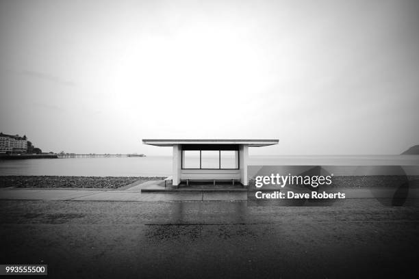 the beach at llandudno, wales - piercing de umbigo - fotografias e filmes do acervo