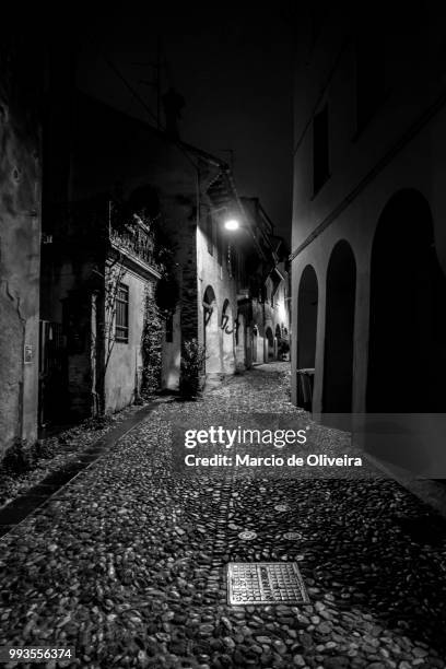 treviso noite molhada - noite fotografías e imágenes de stock