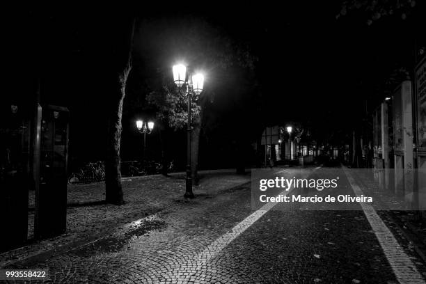 treviso noite molhada - noite fotografías e imágenes de stock