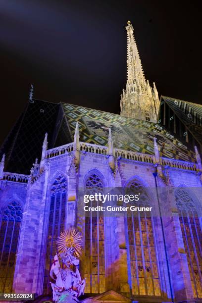 st. stephen's cathedral with festive lighting, stephansplatz square, innere stadt district, vienna, austria - wiener innenstadt stock-fotos und bilder