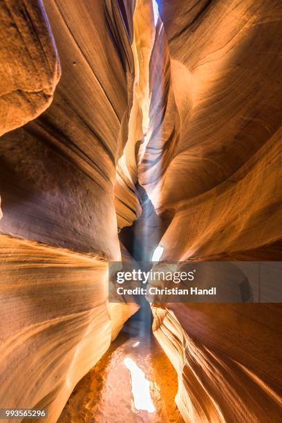 sunbeam in upper antelope canyon, page, arizona, united states - upper antelope canyon stockfoto's en -beelden