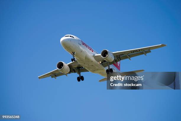 swiss airbus a319 - airbus a319 stock pictures, royalty-free photos & images