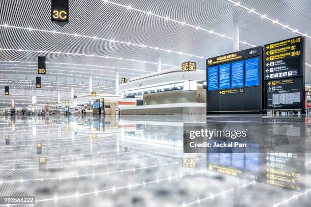 empty airport terminal waiting area - concourse foto e immagini stock