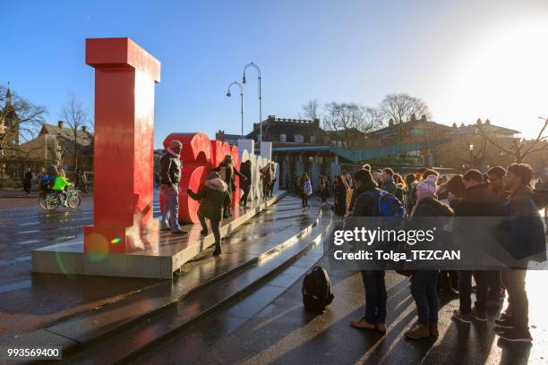 i amsterdam letters. gelegen in rijksmuseum, amsterdam, nederland - museumplein stockfoto's en -beelden