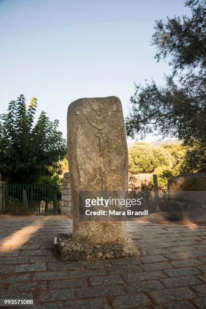 menhir, megalith, filitosa, corsica, france - menhir ストックフォトと画像