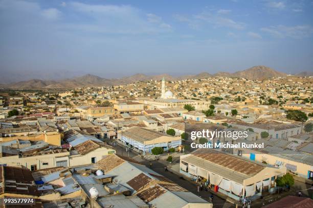 overlooking the town of keren in the highlands, keren, eritrea - keren eritrea foto e immagini stock