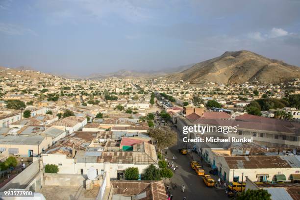 overlooking the town of keren in the highlands, keren, eritrea - keren eritrea foto e immagini stock