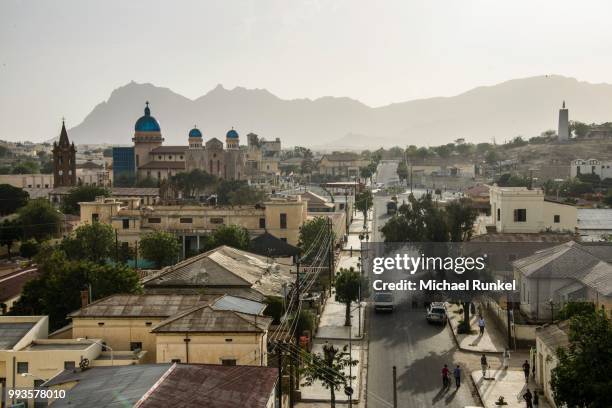 overlooking the town of keren in the highlands, keren, eritrea - keren eritrea foto e immagini stock