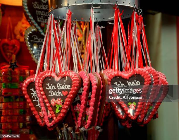 gingerbread hearts at the christmas market, luebeck, schleswig-holstein, germany - lübeck stock-fotos und bilder