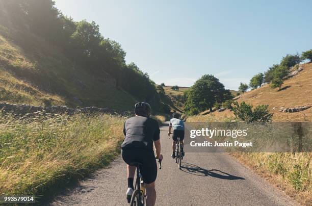 two cyclists in peak district, uk - spandex stockfoto's en -beelden