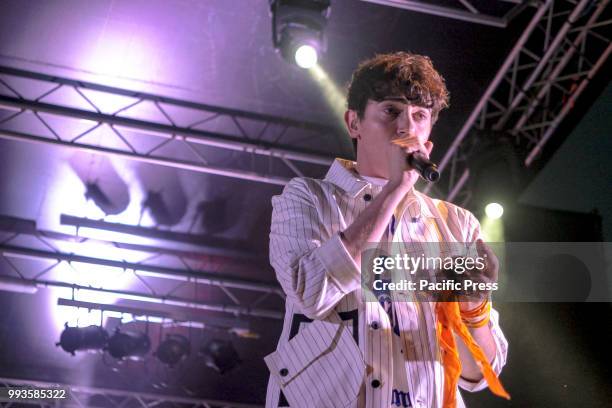 The singer Michele Bravi performed at the Galleria Porta di Roma.