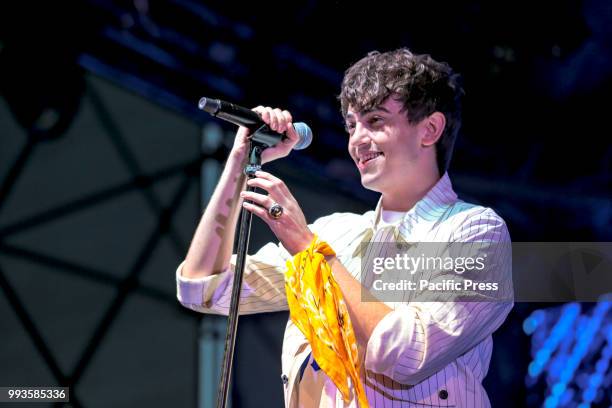 The singer Michele Bravi performed at the Galleria Porta di Roma.