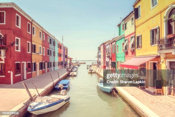 colourful houses and boats in burano - circa 6th century imagens e fotografias de stock