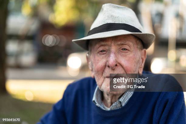 ältere erwachsene männliche porträt; er ist 91 jahre alt - 80 89 years stock-fotos und bilder