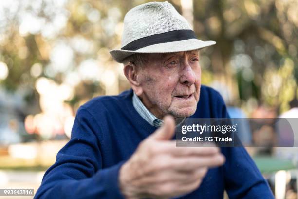 senior volwassen mannetje praten; hij is 91 jaar oud - 90 years stockfoto's en -beelden